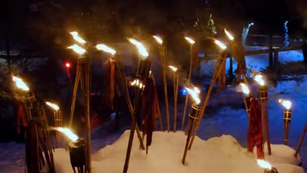 Багато Факелів Вночі Жовтим Полум Підсвічуванням Вбудований Сніг — стокове відео