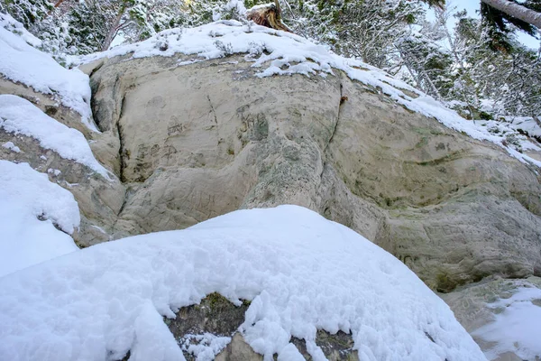 Βράχια Από Αμμόλιθο Χειμώνα Στο Εθνικό Πάρκο Gauja Μια Κρύα — Φωτογραφία Αρχείου