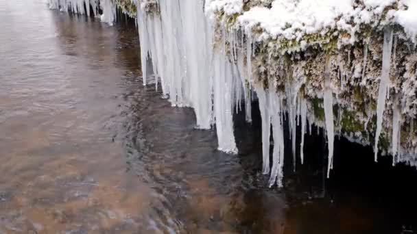 淡水石灰岩の露頭 ラウナスStaburagはつららで凍結されています 美しい冬の時間に自然 ラトビア — ストック動画
