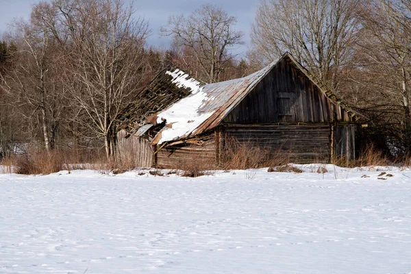 Starý Venkovský Opuštěný Dřevěný Hroutící Dům Proti Zamračené Obloze Zimním — Stock fotografie