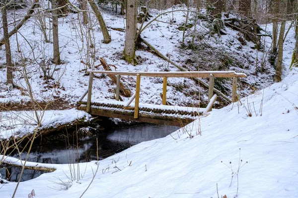 Verschneite Holzbrücke Über Einen Kleinen Fluss — Stockfoto