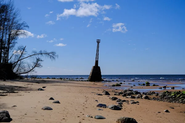 里加湾沿岸古Kurmrags灯塔的废墟 灯塔下部的石墙 即瑞典制造的灯塔的金属体 波罗的海 拉脱维亚 — 图库照片