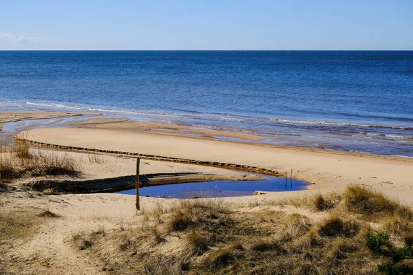 Sahildeki Küçük Nehir Baltık Denizi Akıyor — Stok fotoğraf