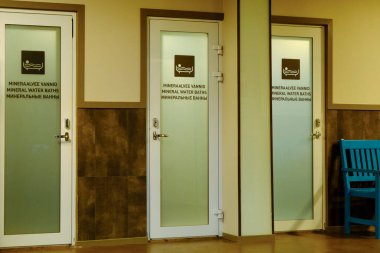 Koridor, özel maden suyu banyolarının üç kapısı..
