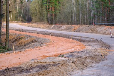 İlk aşamada yeni bir yol inşaatı. - Evet. İletişim inşaatı. Işık direkleri için kablolar.