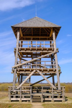 Tahta gözlem kulesi. Kulede kuş gözlemi için birkaç kat var. Letonya, Burtnieku Gölü kıyısında..
