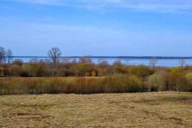 Burtnieku Gölü 'nün yanındaki bahar manzarası. Kuş izleme kulesinin manzarası..
