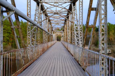 Eski demiryolu köprüsü. Tarihi dar ölçü demiryolu köprüsü. Letonya Valmiera 'da popüler bir yürüyüş noktası.