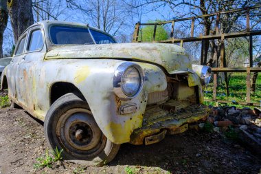 Terk edilmiş arabalar, araba mezarlığı. Eski Retro Rusty Terk Edilmiş Araba. Eski model araba. Eski terk edilmiş araba mezarlığı. Terk Edilmiş Paslı Otomobil.