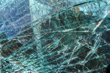 Açık mavi cam kırık doku. Kırık camlı araba kazası dokusu için arkaplan.