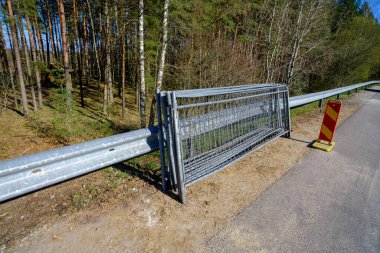 İnşaat nesnelerinin sınırlandırılması için hazırlanmış metal çit parçaları.