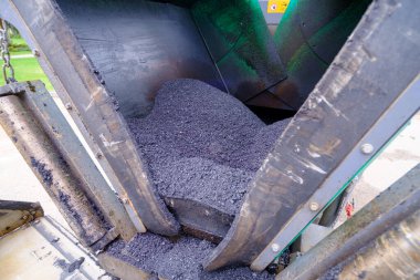 Asfalt dökme makinesi. Asfalt kargo döküm için yüklendi.