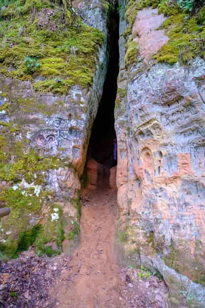 Acantilados Arenisca Roja Entrada Cueva Parque Gauja Sigulda Letonia — Foto de Stock