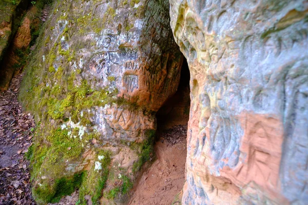 Falaises Grès Rouge Entrée Grotte Dans Parc Gauja Sigulda Lettonie — Photo