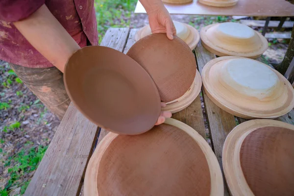 Naczynie Gliniane Produkuje Się Rąk Garncarza Trwają Badania Ceramiki Budowlanej — Zdjęcie stockowe