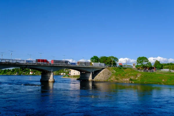 NARVA, ESTONIA - 27 Mayıs 2023: Dostluk Köprüsü 'ndeki araçlar kuyrukta. Estonya-Rusya sınırını geçmek.