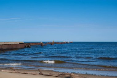 Estonya 'daki Narva-Joesuu plajında Narva nehrinin ağzı ve bir iskele vardı.