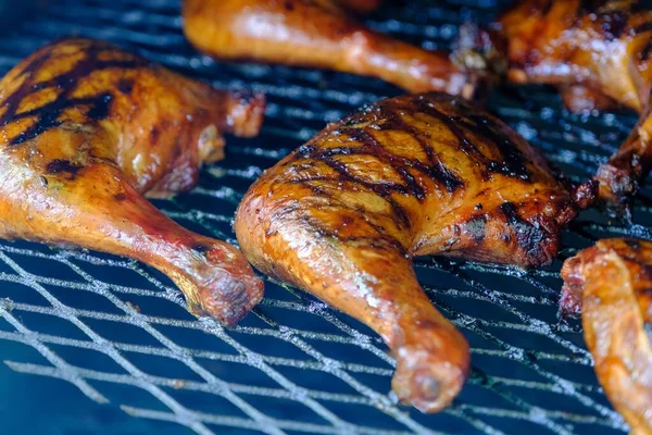 Csili Szószban Pácolt Fűszeres Csirkelábak Füstölgő Grillezőjén — Stock Fotó