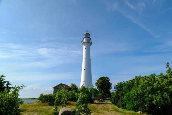 Leuchtturm Der Insel Kihnu Estland Einzeln Stehender Weißer Leuchtturm Steine — Stockfoto