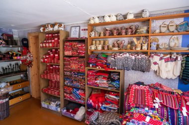 Kihnu, Estonya - 24 Haziran 2023: El işi, el işi pazarı, Kihnu Adası 'ndaki özel bir hediyelik eşya dükkanından alışveriş
