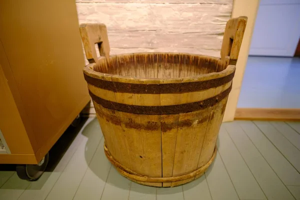 床に置かれた非常に古い木製のバケツ バケツには金属のフープがあります エストニアの島 Kihnu — ストック写真