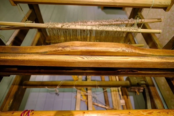 古い木の織機 19世紀に作られた織機 最後の世紀に職人の家のインテリア エストニアのキフヌ島 — ストック写真