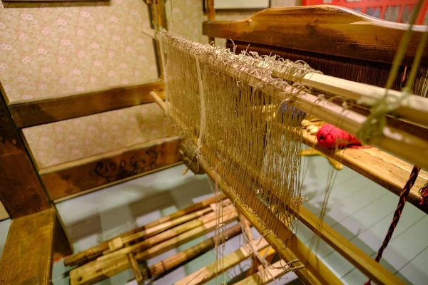 古い木の織機 19世紀に作られた織機 最後の世紀に職人の家のインテリア エストニアのキフヌ島 — ストック写真