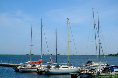 Munalaiu, Estonya - 23 Haziran 2023: Liman bölgesinde küçük yatlar