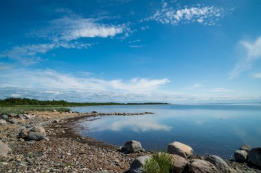 Baltık Denizi 'nin kayalık kıyısı. Güneşli güzel bir yaz günü, sakin bir deniz. Baltık Denizi Estonya Kihnu Adası.