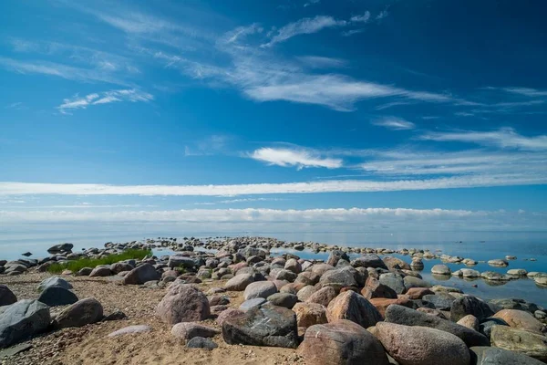 Das Felsige Ufer Der Ostsee Schöner Sonniger Sommertag Ruhige See — Stockfoto