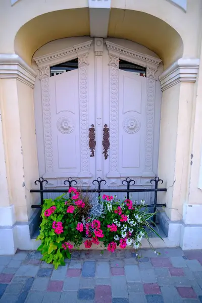 Beautiful White Old Wooden Door Decorated Flowers Latvian City Cesis — Stock Photo, Image