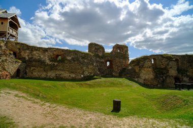 Eski bir ortaçağ kalesinin duvarları. Turistler için gezi objesi. Delikli çatlak duvar dokusu. Bir binanın ya da evin tuğla duvarı hasar görmüş. Eski binalar. Saray avlusu. Letonya Bauska Kalesi.