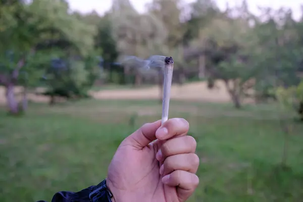 Ręka Płonącym Papierosem Marihuany Palenie Jest Szkodliwe — Zdjęcie stockowe