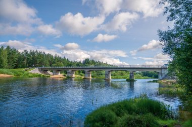Strenci kenti yakınlarındaki Letonya 'nın en uzun nehri Gauja üzerindeki restore edilmiş, yeniden inşa edilmiş beton köprü. Nehrin üzerindeki köprü, yazın..