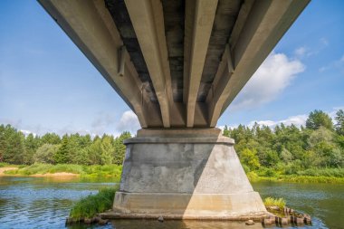 Strenci kenti yakınlarındaki Letonya 'nın en uzun nehri Gauja üzerindeki restore edilmiş, yeniden inşa edilmiş beton köprü. Nehrin üzerindeki köprü, yazın..