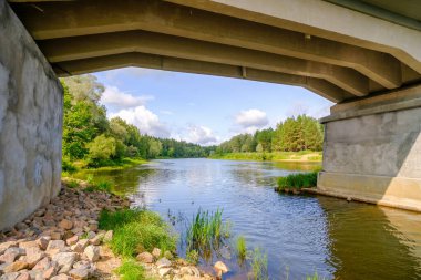 Strenci kenti yakınlarındaki Letonya 'nın en uzun nehri Gauja üzerindeki restore edilmiş, yeniden inşa edilmiş beton köprü. Nehrin üzerindeki köprü, yazın..