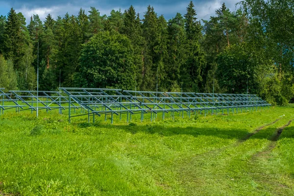 地球太阳能安装系统 地面和杆子安装太阳能电池板系统 系统建设的初步阶段 — 图库照片
