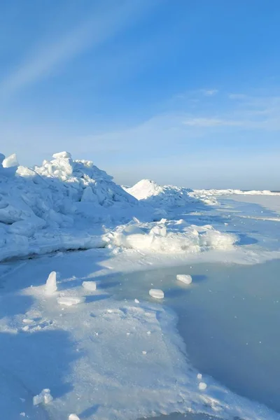 バルト海 冬のリガ湾 湾は氷で覆われていて 小さな氷で覆われています アヌサ ビーチでのラトビアの冬 — ストック写真