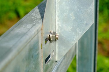 Metal yapılar vidayla tutturulmuş. Metal fındığa yakın çekim.
