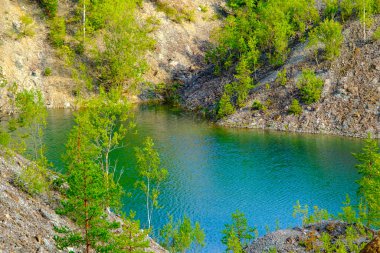 Burası gök mavisi suyu ve güzel tepeleri olan eski bir şist ocağı. Narva kil yerleşim göletlerinin aksine. Karanlık bir sonbahar günü. Estonya, Aidu taş ocağı