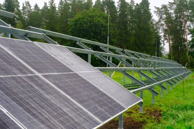 Nano kaplamalı güneş paneli. Güneşin yenilenebilir enerjisi, yeşil enerji, konsept enerji üretir. İnşaat sırasında panellerin yan görüntüsü. Metal yapılar.