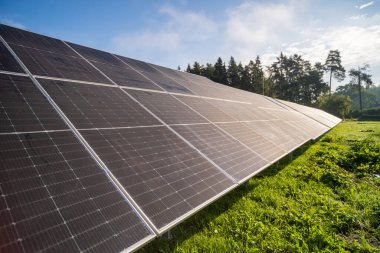 Nano kaplamalı güneş panelleri. Güneşin yenilenebilir enerjisi, yeşil enerji, konsept enerji üretir. Panellerin yan görünümü.