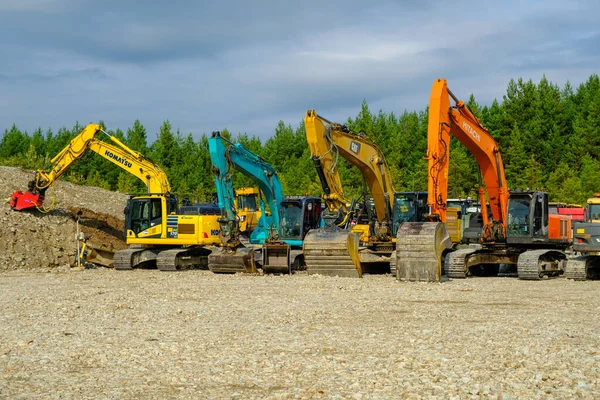Aidu, Estonya - 27 Ağustos 2023: Birçok farklı traktör bir yerde toplandı. Taş ocağı ağır traktör ekipmanı. Aidu taş ocağı, Estonya.