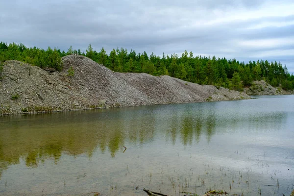 これは アジアの水と絵のような丘を持つ元のシェール採石場です ナヴァシェールが池を定住するのとは異なります 暗い秋の日でした エストニア アウディ クエリ — ストック写真