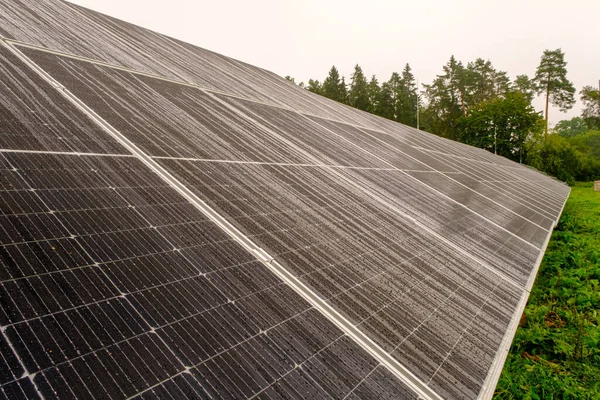 纳米涂层上有雨滴的太阳能电池板 可再生能源来自太阳 绿色能源 概念产生能源 专题小组的侧视图 — 图库照片