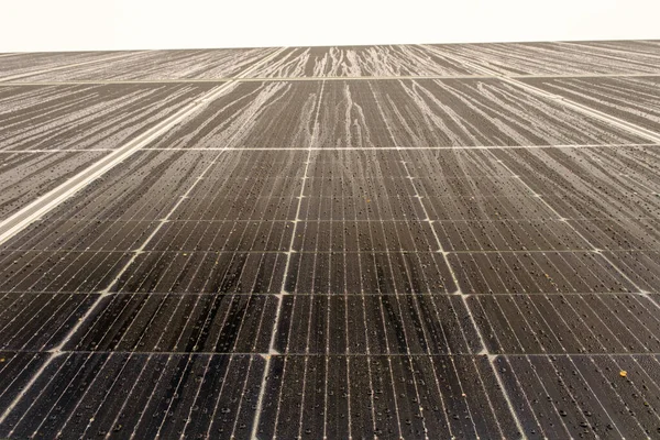 纳米涂层上有雨滴的太阳能电池板 可再生能源来自太阳 绿色能源 概念产生能源 从前面看面板 — 图库照片