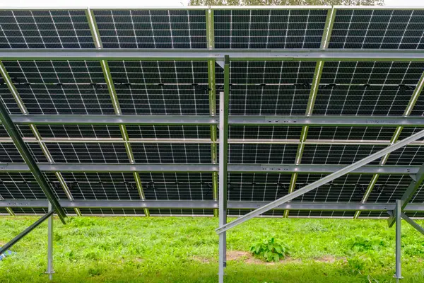 具有纳米涂层的太阳能电池板 可再生能源来自太阳 绿色能源 概念产生能源 从另一边看面板 金属结构 — 图库照片