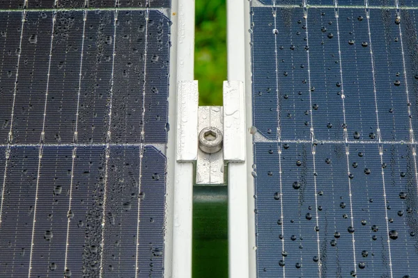 Nano kaplamalı güneş paneli. Güneşin yenilenebilir enerjisi, yeşil enerji, konsept enerji üretir. Güneş paneli bağlantı noktası.