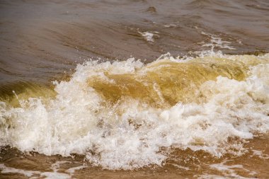 Atmosferik manzaralar dramatik Baltık Denizi, dalgalar ve su sıçramaları. Dengesiz hava koşulları, iklim değişikliği. Stormy, soyut arka planlar. Riga Körfezi