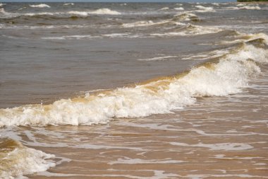 Atmosferik manzaralar dramatik Baltık Denizi, dalgalar ve su sıçramaları. Dengesiz hava koşulları, iklim değişikliği. Stormy, soyut arka planlar. Riga Körfezi